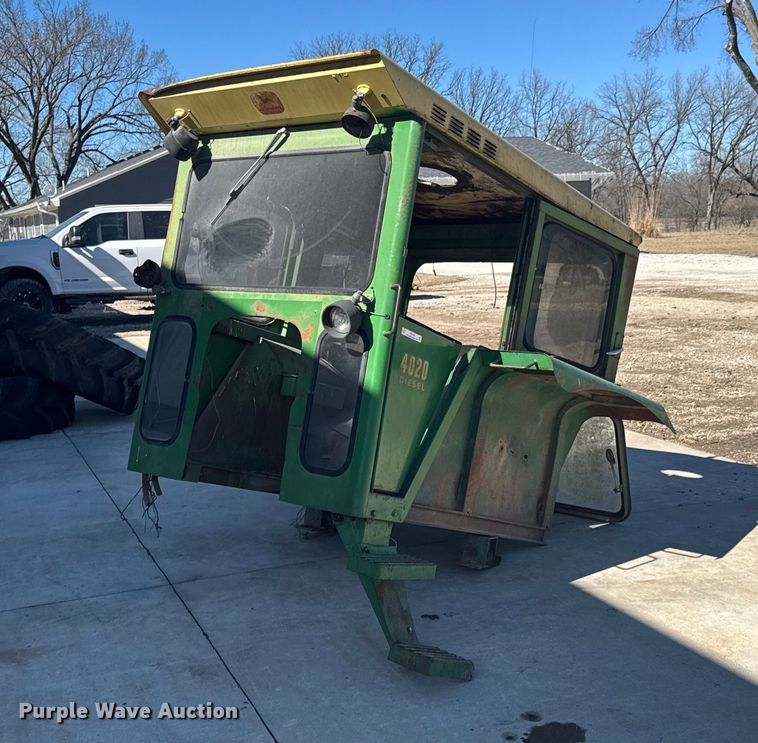 image for item DO0426 John Deere 4020 enclosed cab