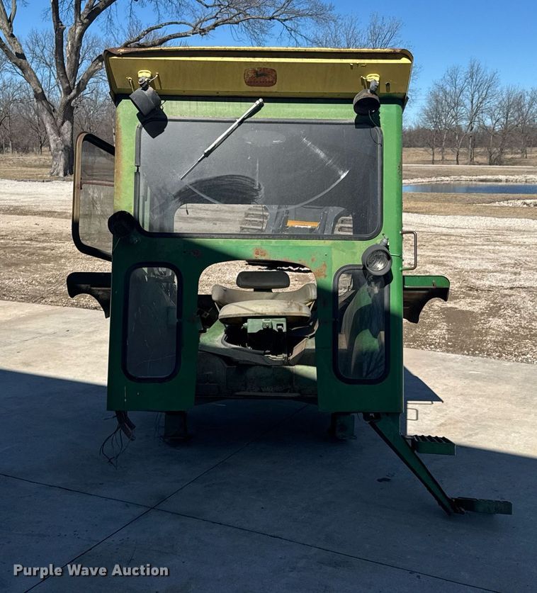 image for item DO0426 John Deere 4020 enclosed cab