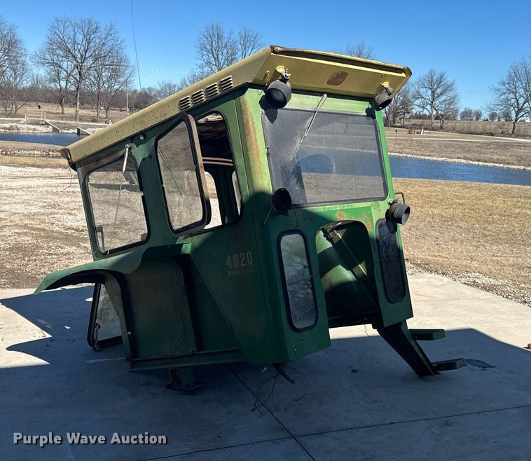 image for item DO0426 John Deere 4020 enclosed cab