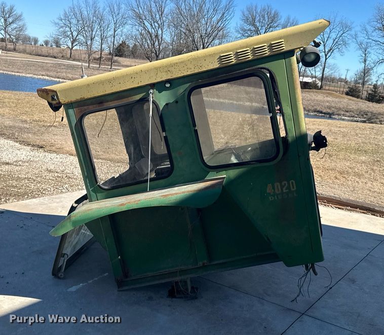 image for item DO0426 John Deere 4020 enclosed cab