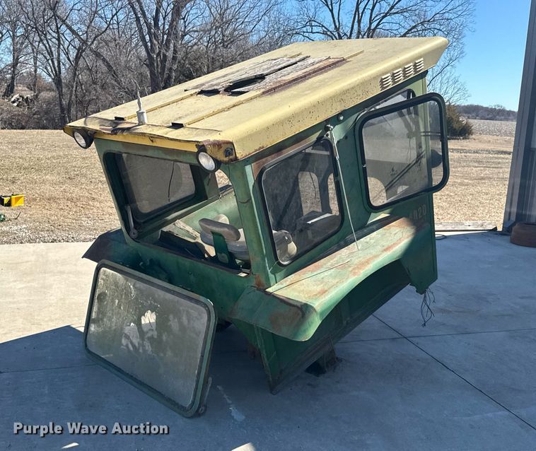 image for item DO0426 John Deere 4020 enclosed cab