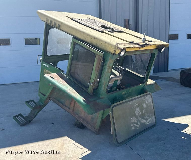 image for item DO0426 John Deere 4020 enclosed cab
