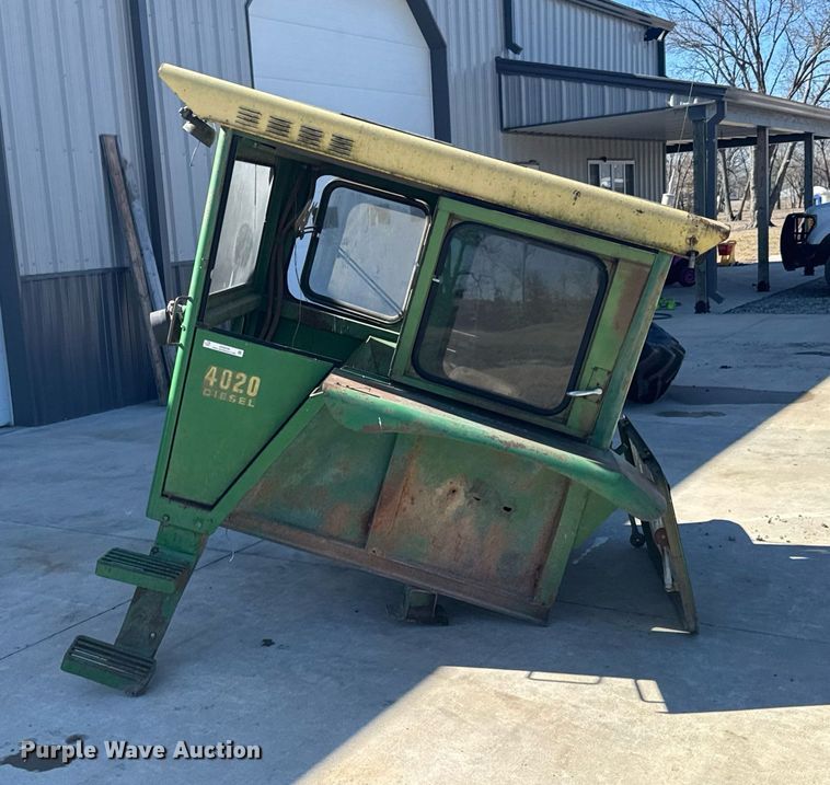 image for item DO0426 John Deere 4020 enclosed cab