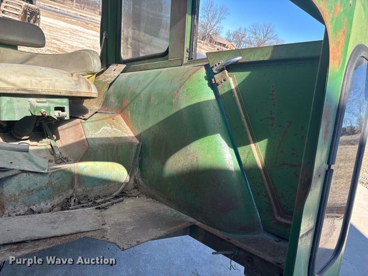 image for item DO0426 John Deere 4020 enclosed cab