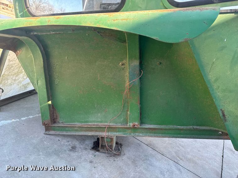 image for item DO0426 John Deere 4020 enclosed cab