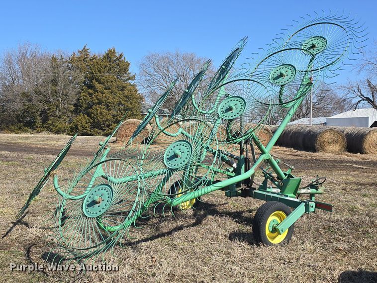 image for item DO7814 John Deere 702 hay rake