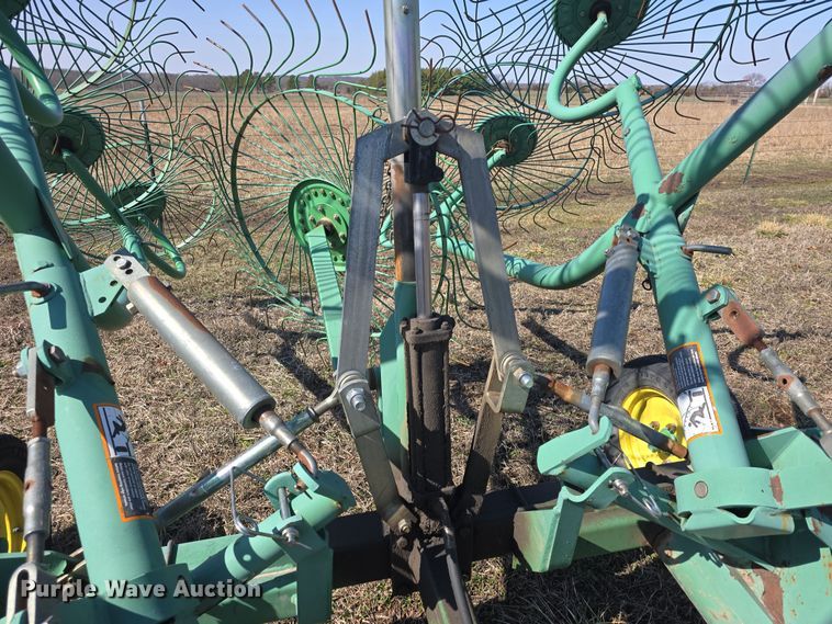 image for item DO7814 John Deere 702 hay rake