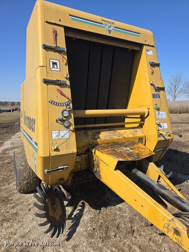 image for item DO7826 2006 Vermeer 604 Series K round baler