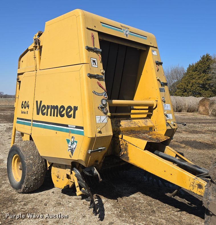 image for item DO7826 2006 Vermeer 604 Series K round baler