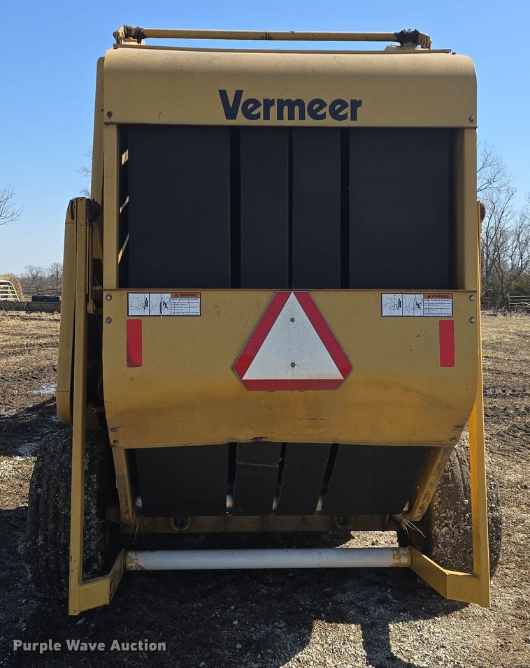 image for item DO7826 2006 Vermeer 604 Series K round baler