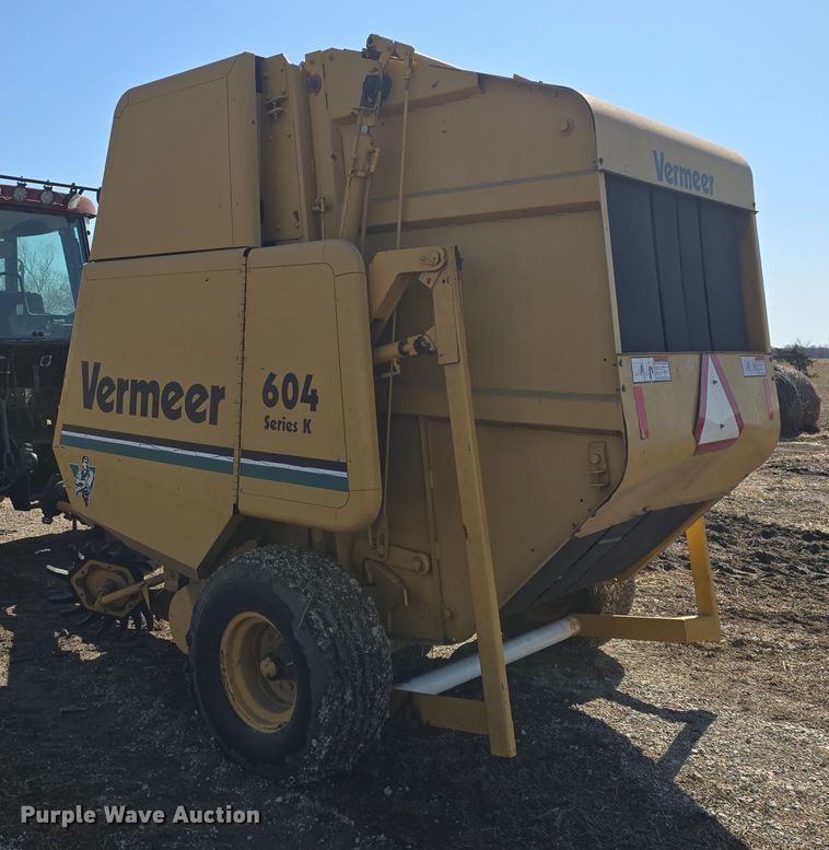 image for item DO7826 2006 Vermeer 604 Series K round baler