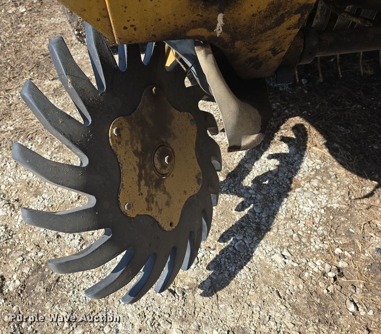 image for item DO7826 2006 Vermeer 604 Series K round baler