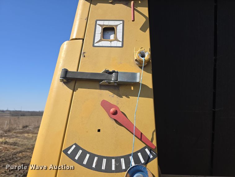 image for item DO7826 2006 Vermeer 604 Series K round baler