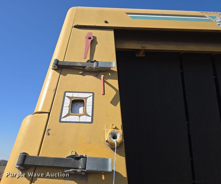 image for item DO7826 2006 Vermeer 604 Series K round baler