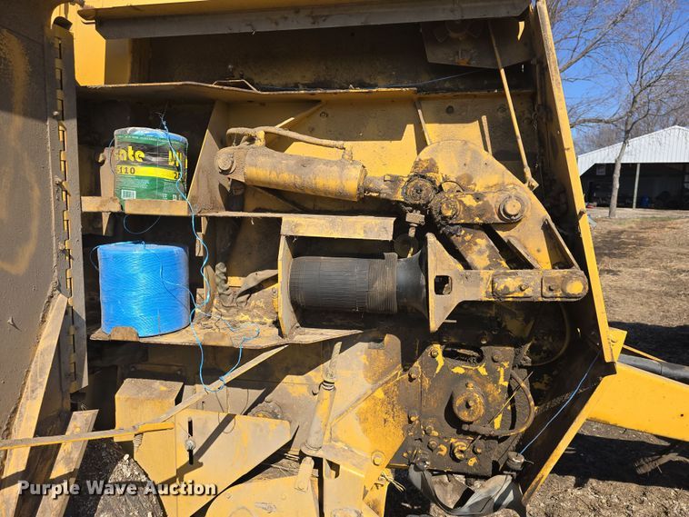 image for item DO7826 2006 Vermeer 604 Series K round baler