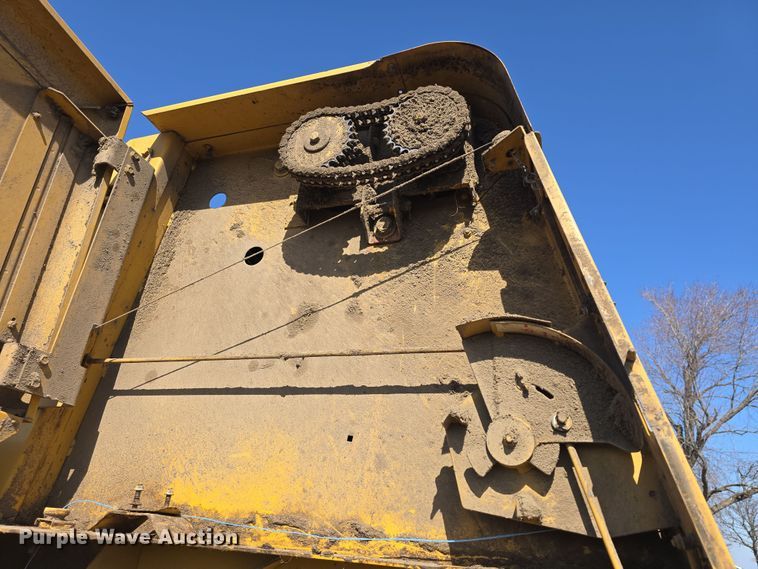 image for item DO7826 2006 Vermeer 604 Series K round baler