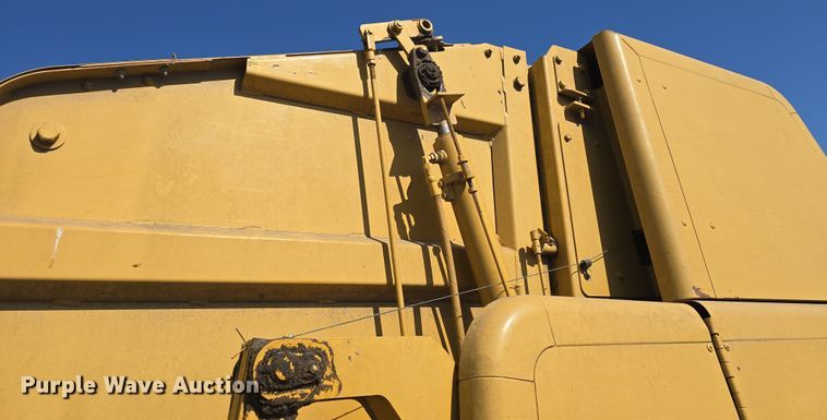 image for item DO7826 2006 Vermeer 604 Series K round baler