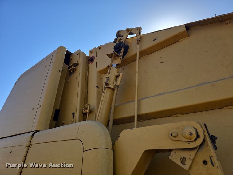 image for item DO7826 2006 Vermeer 604 Series K round baler