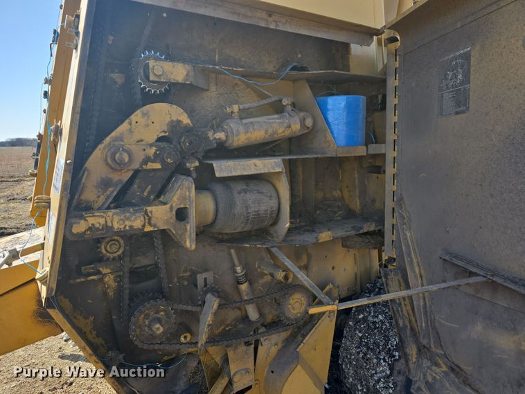 image for item DO7826 2006 Vermeer 604 Series K round baler