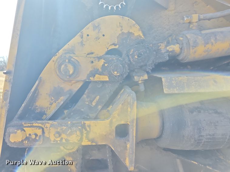 image for item DO7826 2006 Vermeer 604 Series K round baler