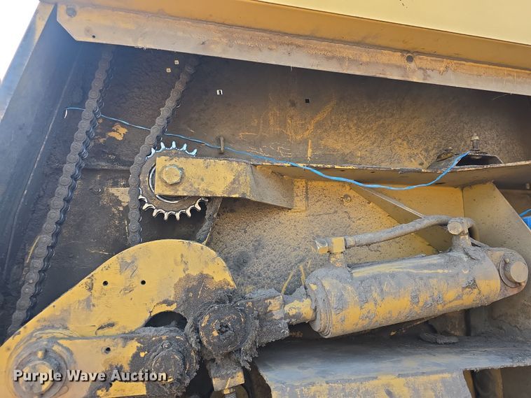 image for item DO7826 2006 Vermeer 604 Series K round baler