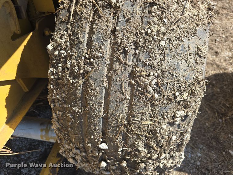 image for item DO7826 2006 Vermeer 604 Series K round baler