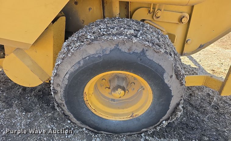 image for item DO7826 2006 Vermeer 604 Series K round baler