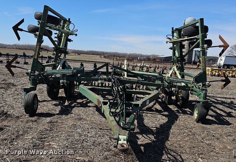image for item DO7854 Sunflower Fallow-King 3040-28 sweep plow