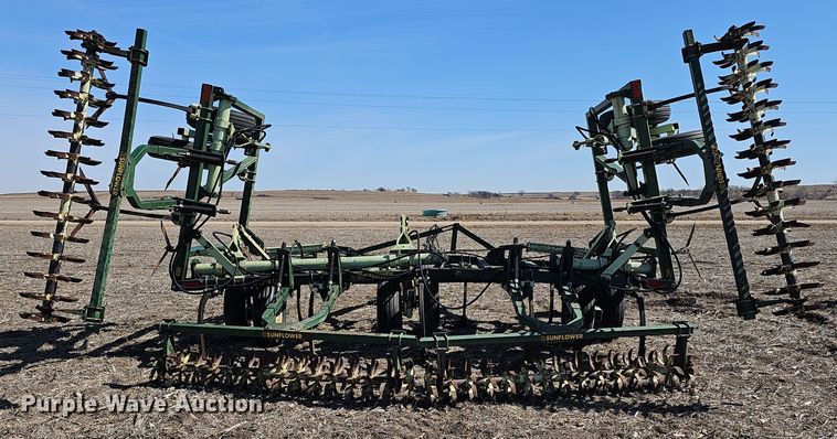image for item DO7854 Sunflower Fallow-King 3040-28 sweep plow