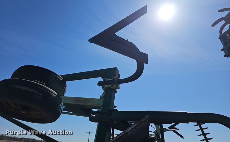 image for item DO7854 Sunflower Fallow-King 3040-28 sweep plow