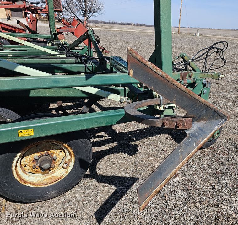 image for item DO7854 Sunflower Fallow-King 3040-28 sweep plow
