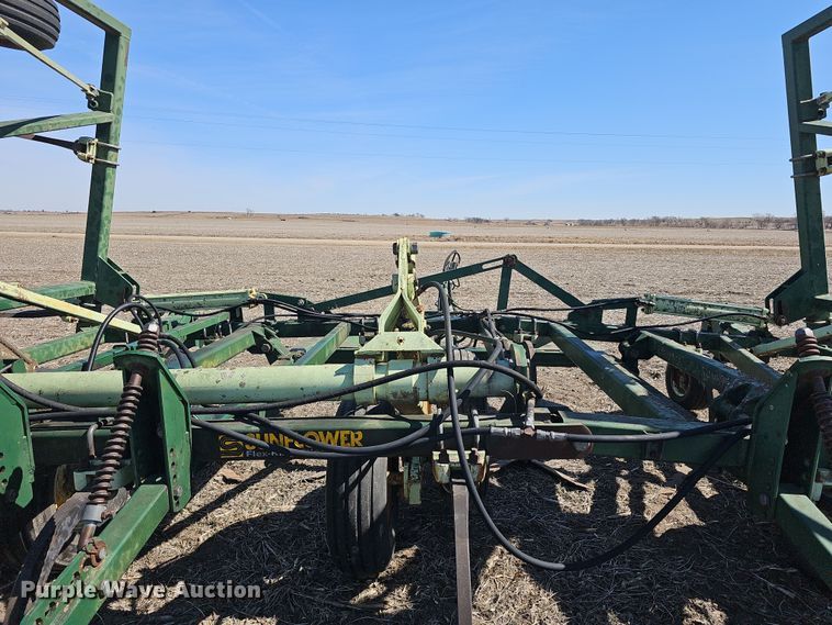 image for item DO7854 Sunflower Fallow-King 3040-28 sweep plow