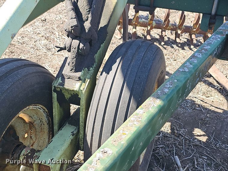 image for item DO7854 Sunflower Fallow-King 3040-28 sweep plow