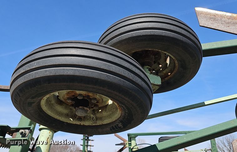 image for item DO7854 Sunflower Fallow-King 3040-28 sweep plow