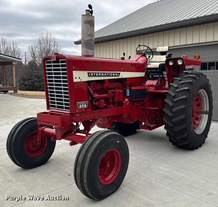 image for item DT0617 1970 International Farmall 856 tractor