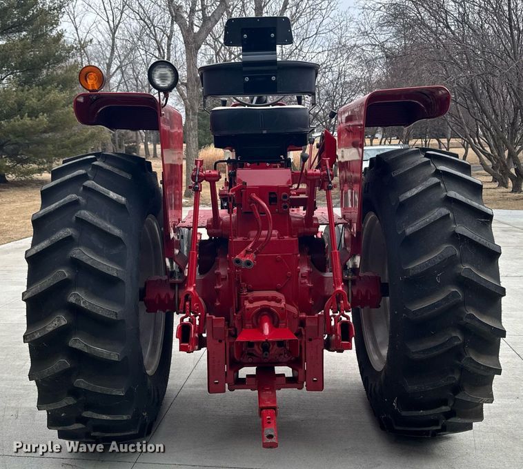 image for item DT0617 1970 International Farmall 856 tractor