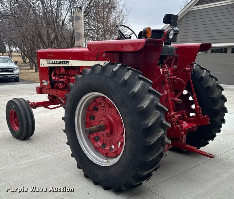 image for item DT0617 1970 International Farmall 856 tractor