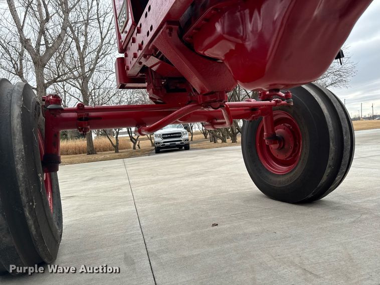 image for item DT0617 1970 International Farmall 856 tractor