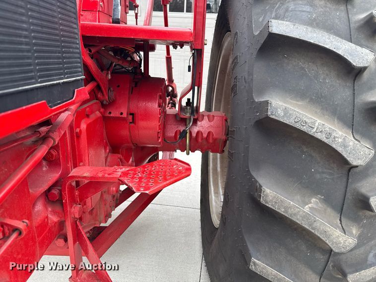 image for item DT0617 1970 International Farmall 856 tractor