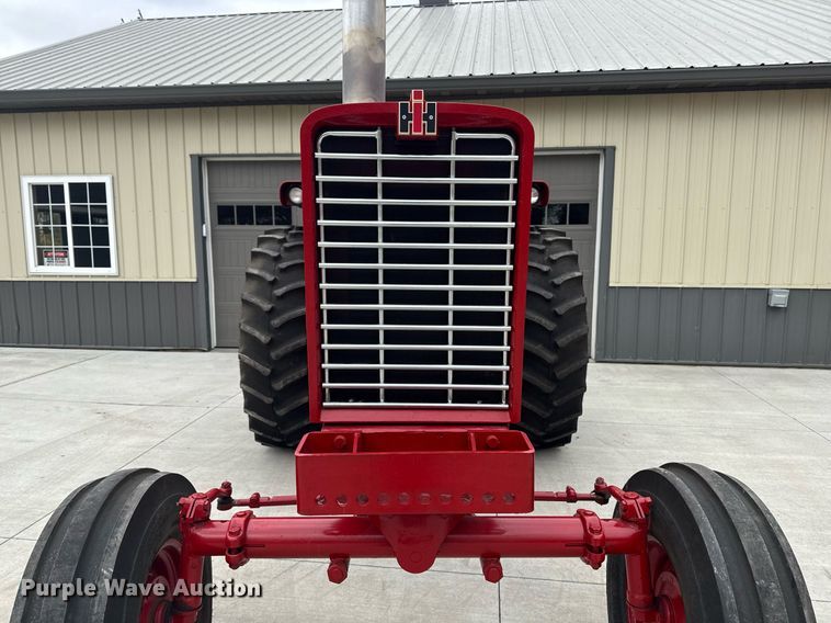image for item DT0617 1970 International Farmall 856 tractor