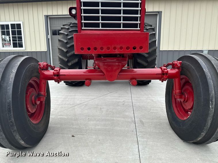 image for item DT0617 1970 International Farmall 856 tractor