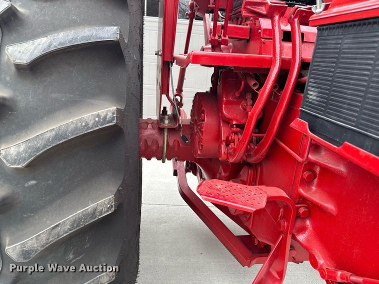 image for item DT0617 1970 International Farmall 856 tractor