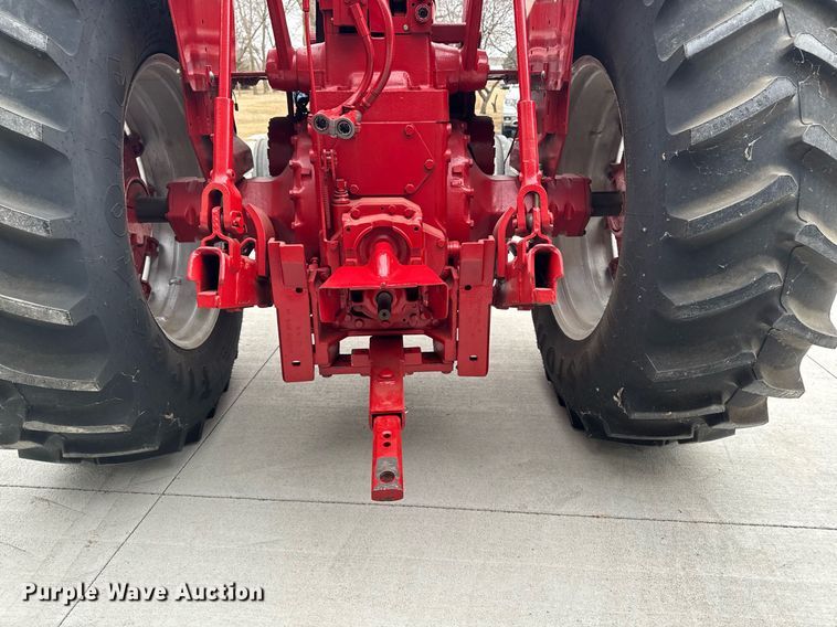 image for item DT0617 1970 International Farmall 856 tractor