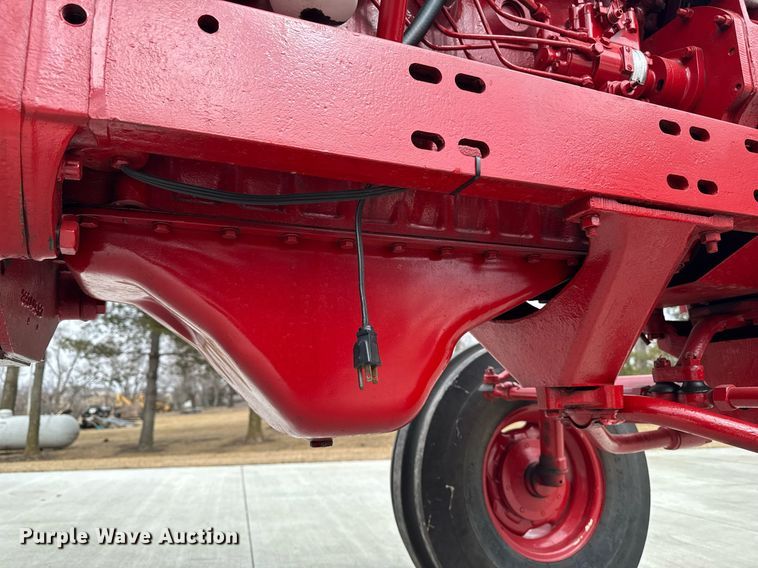 image for item DT0617 1970 International Farmall 856 tractor