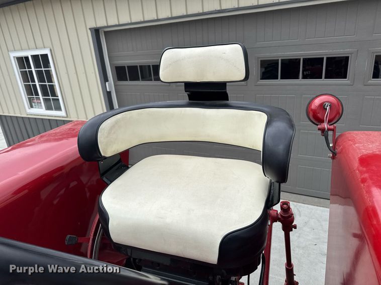 image for item DT0617 1970 International Farmall 856 tractor