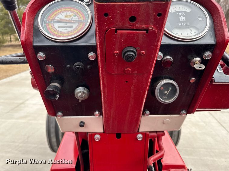 image for item DT0617 1970 International Farmall 856 tractor