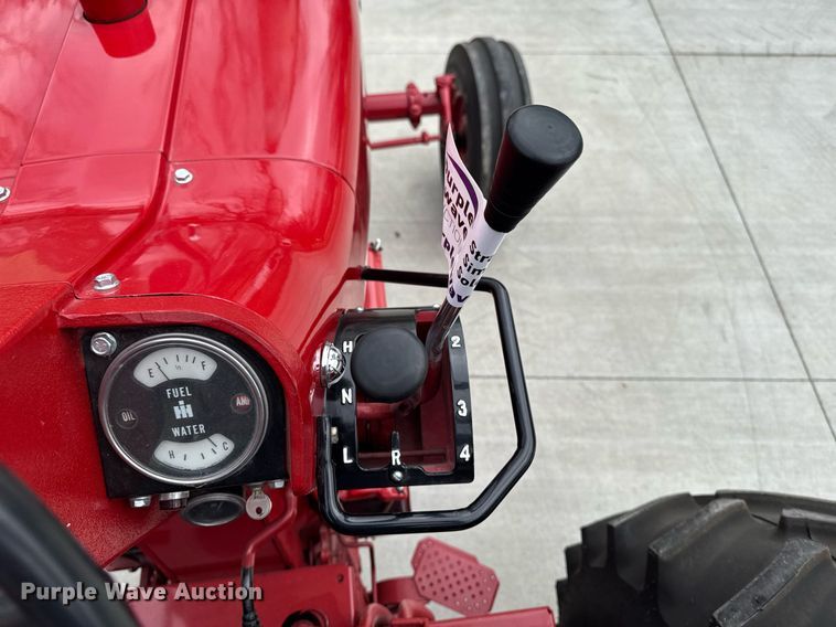 image for item DT0617 1970 International Farmall 856 tractor