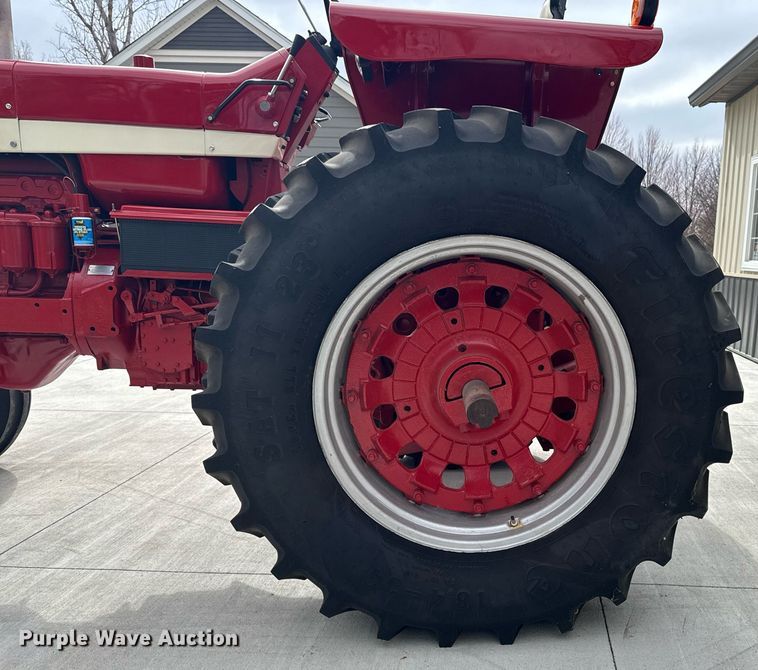 image for item DT0617 1970 International Farmall 856 tractor