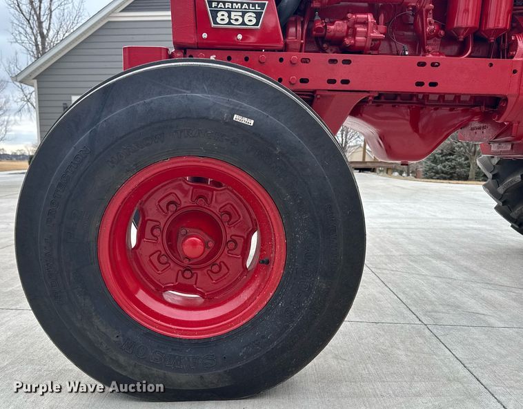 image for item DT0617 1970 International Farmall 856 tractor