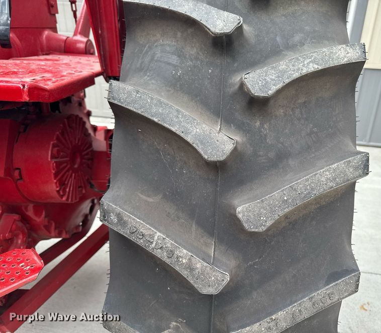 image for item DT0617 1970 International Farmall 856 tractor